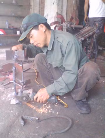 Một trong các khâu sản xuất chiếc máy nông nghiệp đa năng.