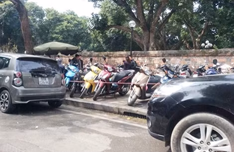 Điểm trông giữ xe thu 100.000 đ/1 ô tô ở Văn Miếu