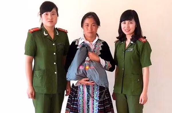 Công an tỉnh Lai Châu tặng quà cho nạn nhân trong một vụ buôn bán người.