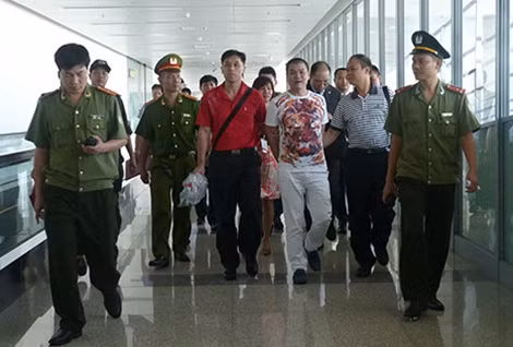 Công an Việt Nam tiếp nhận một đối tượng có lệnh truy nã do Interpol bàn giao.