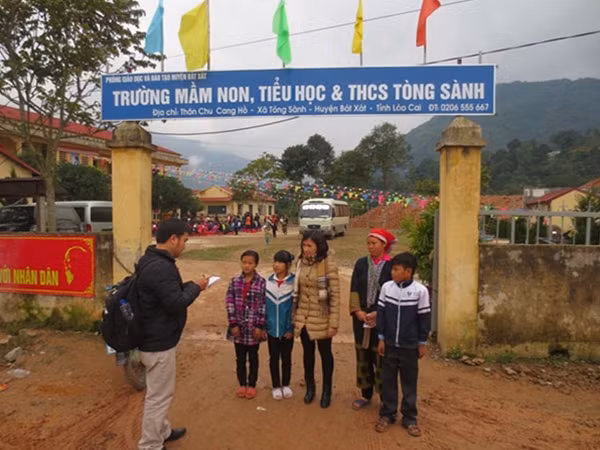 PV Báo CAND tiếp xúc với thầy trò Trường Mầm non, Tiểu học & THCS Tòng Sành.