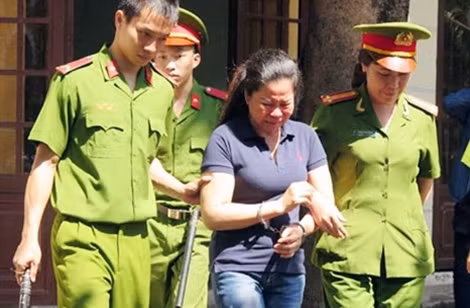 Lực lượng Công an dẫn giải một đối tượng buôn bán ma túy qua sân bay Tân Sơn Nhất.