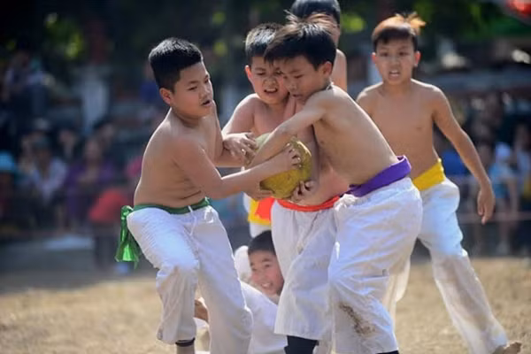 Mở màn lễ hội là phần thi đấu của các em nhỏ trong độ tuổi từ 10-12 tuổi trong làng.