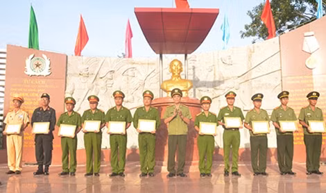 Đại tá Nguyễn Hữu Trí, Giám đốc Công an tỉnh trao thưởng các tập thể lập thành tích xuất sắc trong tấn công tội phạm.