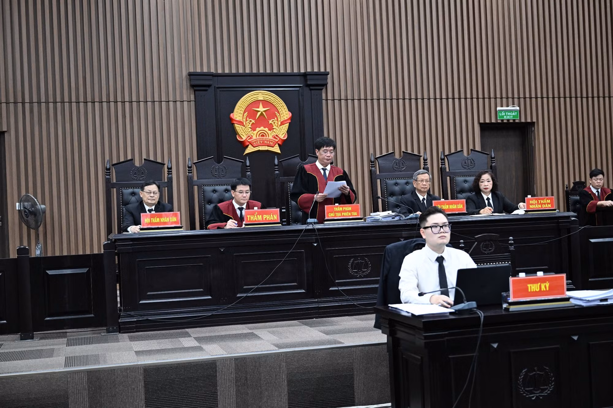 hoi-dong-xet-xu.jpg