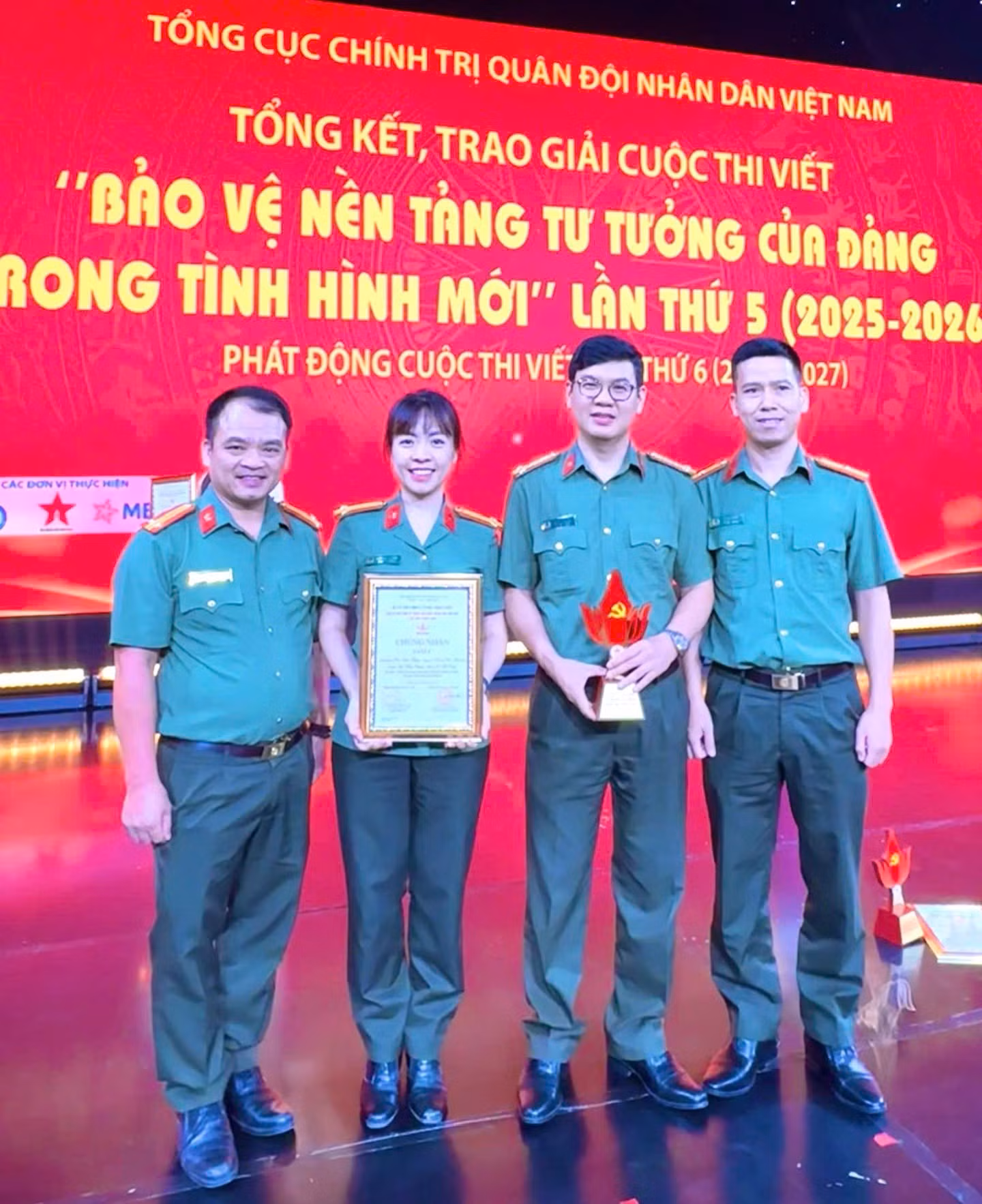 Nhóm tác giả Tạp chí CAND đạt Giải Khuyến khích.