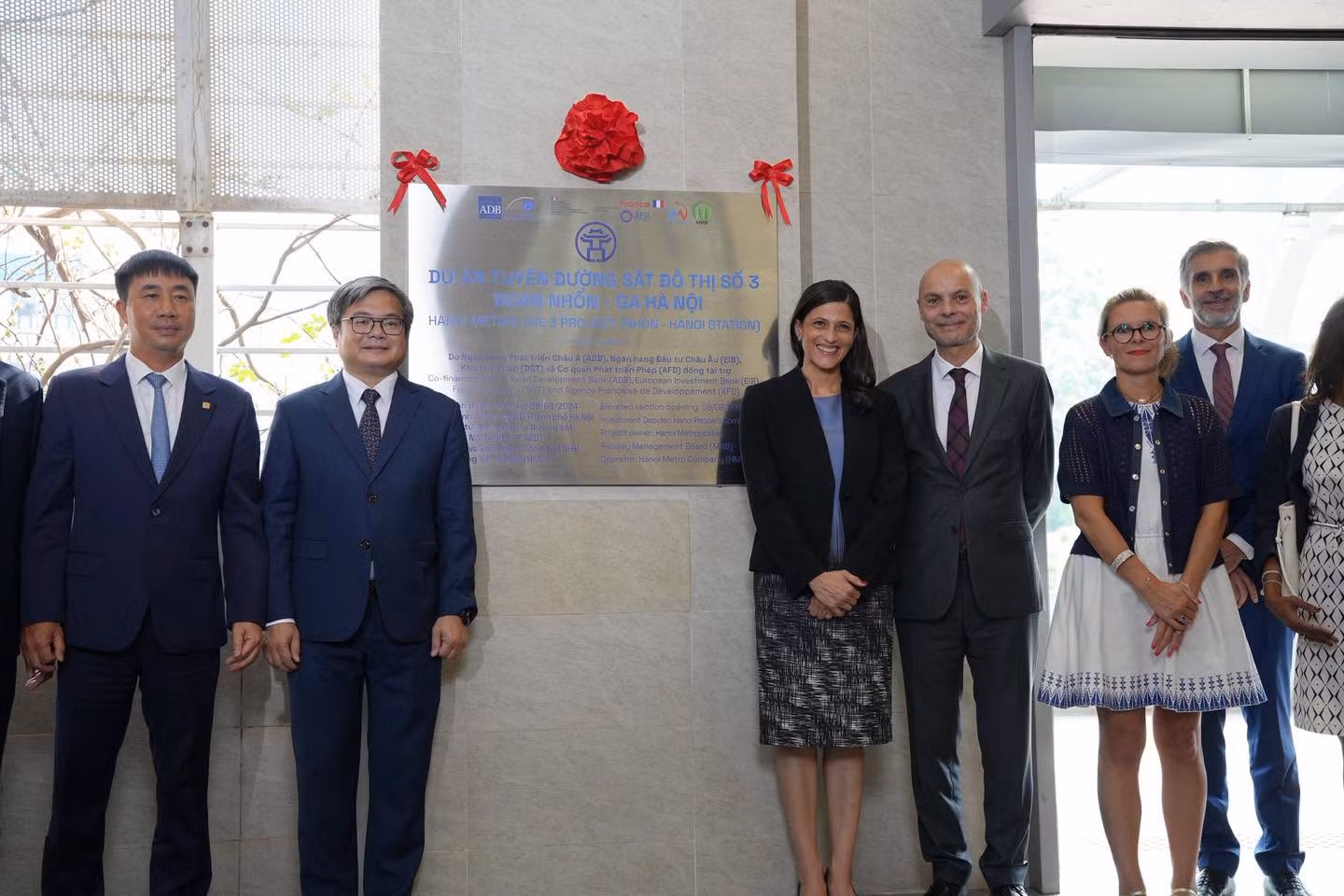 Bộ trưởng phụ trách Cộng đồng Pháp ngữ Éléonore Caroit cùng Phó Chủ tịch UBND Thành phố Hà Nội Trương Việt Dũng khai trương lễ gắn biển kỷ niệm dự án tuyến đường sắt đô thị số 3. Ảnh: Ambassade de France au Vietnam
