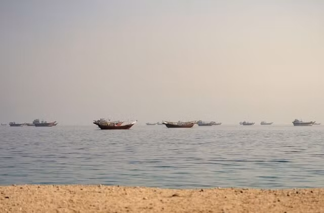 Tàu ở eo biển Hormuz. Ảnh: Reuters