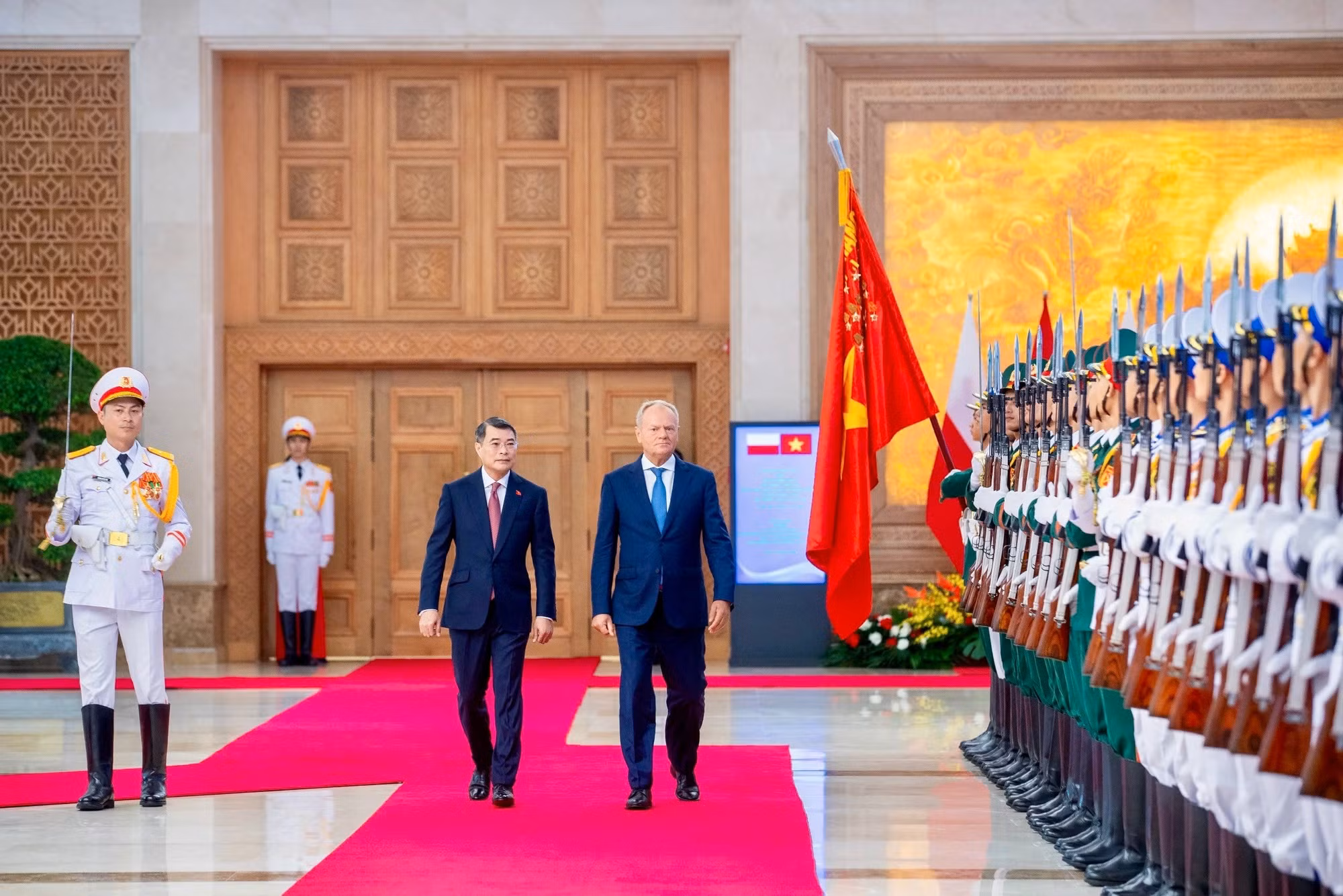 Thủ tướng Lê Minh Hưng và Thủ tướng Ba Lan Donald Tusk duyệt Đội Danh dự Quân đội nhân dân Việt Nam.