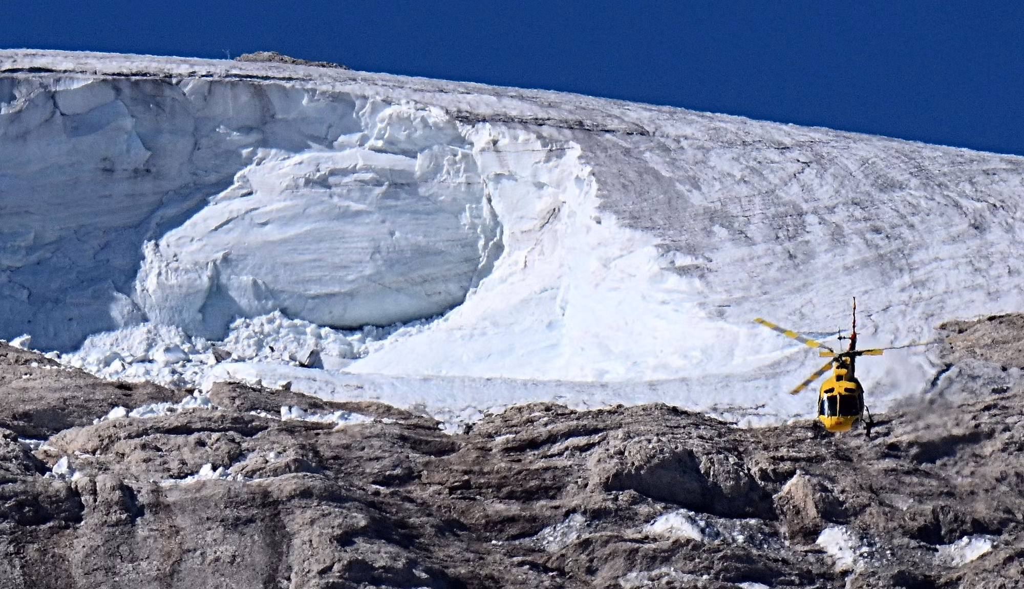 Tháng 7/2022, một khối băng lớn bất ngờ sụp đổ tại sông băng Marmolada (Italia), khiến 11 người thiệt mạng. Ảnh: 24heures/AFP