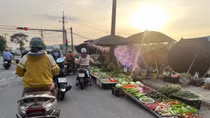 Chợ tạm chiếm lòng đường trong khu công nghiệp ở TP Hồ Chí Minh
