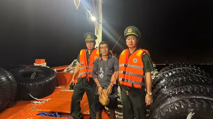Bắt giữ bị can nguy hiểm lẩn trốn trên tàu cá vùng biển Vũng Tàu