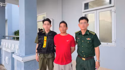 Bắt giữ đối tượng có quyết định truy tìm lẩn trốn trên tàu cá