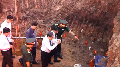 Chủ tịch Quốc hội Trần Thanh Mẫn dâng hương tại Công viên Lê Thị Riêng