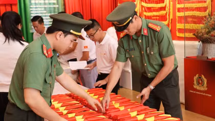 Công an TP Hồ Chí Minh tiếp nhận di ảnh liệt sĩ phục dựng