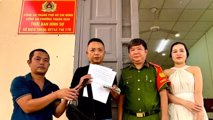 Trao trả nhiều tài sản cho du khách và người dân đánh rơi 