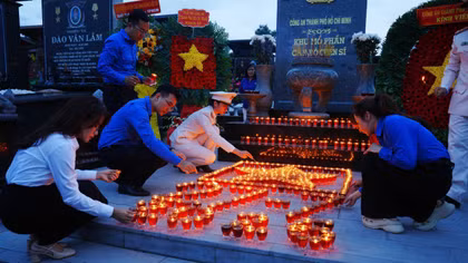 Công an TP Hồ Chí Minh thắp nến tri ân các Anh hùng liệt sĩ