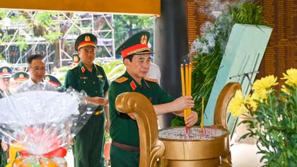 Quân ủy Trung ương dâng hương anh hùng liệt sĩ tại Công viên Lê Thị Riêng