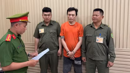 Bắt tạm giam nam thanh niên đập phá ô tô trên đường phố