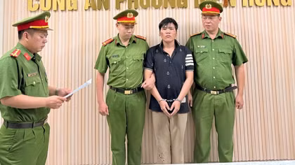 Khống chế kẻ say rượu dùng dao đâm Thiếu tá Cảnh sát giao thông