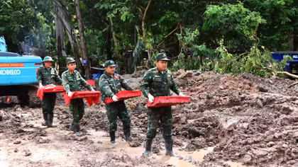 Khắc phục điều kiện thời tiết mưa gió để tìm kiếm hài cốt liệt sĩ