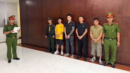 Khởi tố 4 người nước ngoài vận chuyển gần 18.000 bao thuốc lá lậu