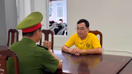 Bắt đối tượng đánh tới tấp một thanh niên sau mâu thuẫn trên đường