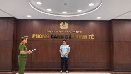 Khởi tố đối tượng kinh doanh hơn 1.400 đôi giày giả