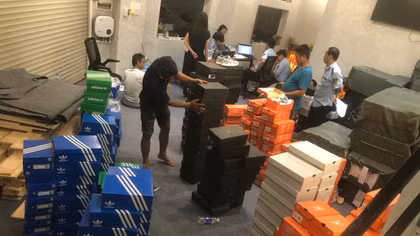 Khởi tố giám đốc công ty bán hàng ngàn đôi giày giả, thu lợi bất chính hơn 3,5 tỷ đồng