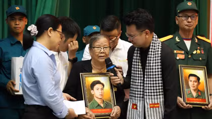 Xúc động chương trình trao tặng di ảnh liệt sĩ 