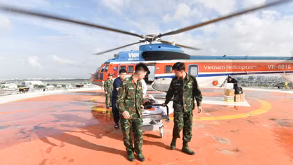 Đưa 2 bệnh nhân nguy kịch từ Trường Sa về đất liền điều trị