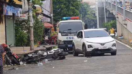 Tài xế lái ôtô tông vào quán nhậu làm 2 người bị thương