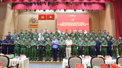 Trao thưởng thành tích xuất sắc triệt phá đường dây ma túy xuyên quốc gia 