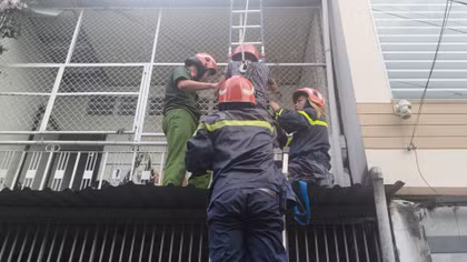 Cảnh sát giải cứu 3 người mắc kẹt trong căn nhà bị sập