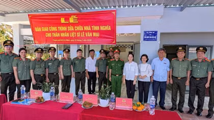 Công an TP Hồ Chí Minh bàn giao công trình nhà tình nghĩa 