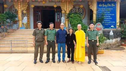 Công an phường giúp bà cụ đãng trí, đi lạc tìm được người thân
