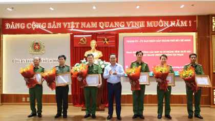 Lãnh đạo TP Hồ Chí Minh khen thưởng thành tích phá án đặc biệt
