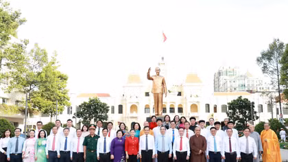 Lãnh đạo TP Hồ Chí Minh dâng hoa Chủ tịch Hồ Chí Minh