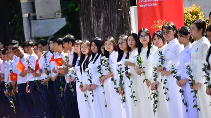 Xúc động tiễn đưa các anh hùng liệt sĩ về nơi an nghỉ