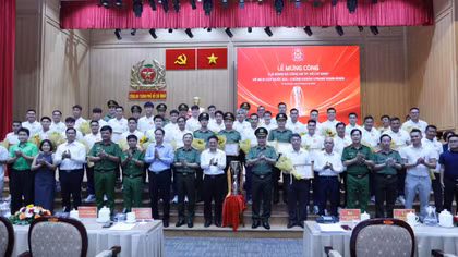 Bóng đá Công an TP Hồ Chí Minh mừng công chức Vô địch Cúp Quốc gia