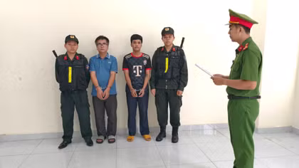 Khởi tố Giám đốc và Quản lý công ty sản xuất dép giả quy mô lớn 