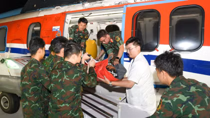 Máy bay trực thăng đưa bệnh nhân bị đa chấn thương về đất liền an toàn