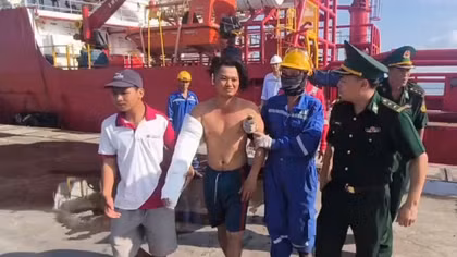 Kịp thời cứu chữa, đưa ngư dân bị tai nạn lao động trên biển vào bờ
