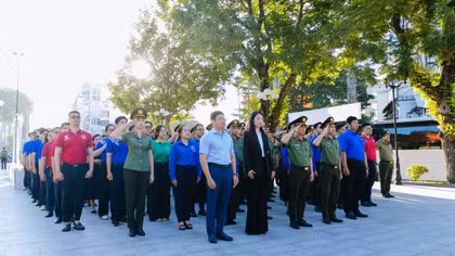 Lãnh đạo TP Hồ Chí Minh dâng hoa tưởng nhớ Chủ tịch Hồ Chí Minh 