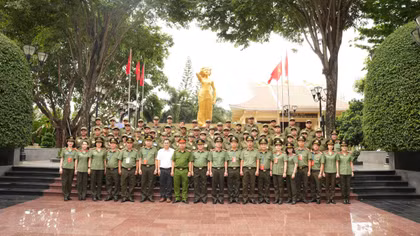 Dâng hương Anh hùng liệt sĩ Võ Thị Sáu và tặng quà gia đình nghèo