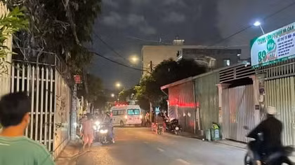 Cầm hung khí đâm bạn gái rồi nhờ người dân gọi cấp cứu