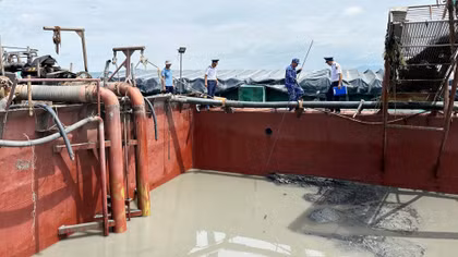 Bắt giữ phương tiện vận chuyển 200m³ cát không rõ nguồn gốc