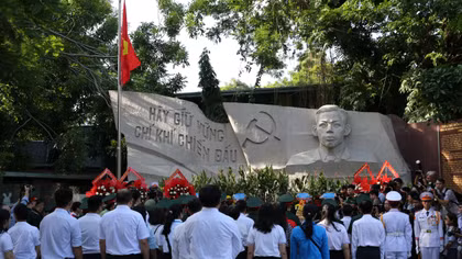 Những nén tâm hương giữa lòng thành phố: Mong các anh sớm trở về với đất mẹ