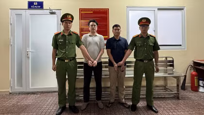 Bắt khẩn cấp 2 đối tượng dừng xe ô tô, đuổi đánh nhau giữa giao lộ 
