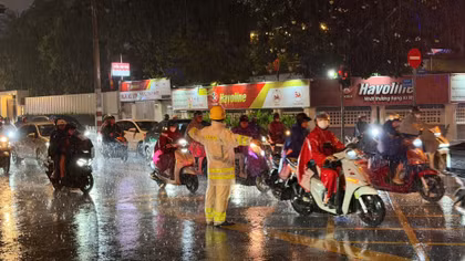 Công an TP Hồ Chí Minh dầm mình trong mưa hỗ trợ người dân 